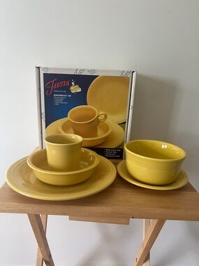 Vintage Fiesta Sunflower 831 320 Ceramic Dinnerware Set 5-Piece - retired color